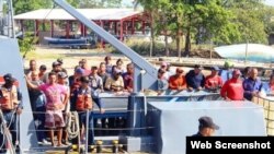 Grupo de 35 cubanos son trasladados de Islas del Cisne al puerto de Trujillo en Honduras.