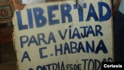 Rolando y Néstor Rodríguez Lobaina durante inicio de una protesta pública en La Habana 