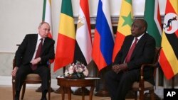 El presidente de Rusia, Vladimir Putin, y el presidente de Sudáfrica, Cyril Ramaphosa, en San Petersburgo, el 17 de junio de 2023. (Ramil Sitdikov/Photo host Agency RIA Novosti via AP, File)