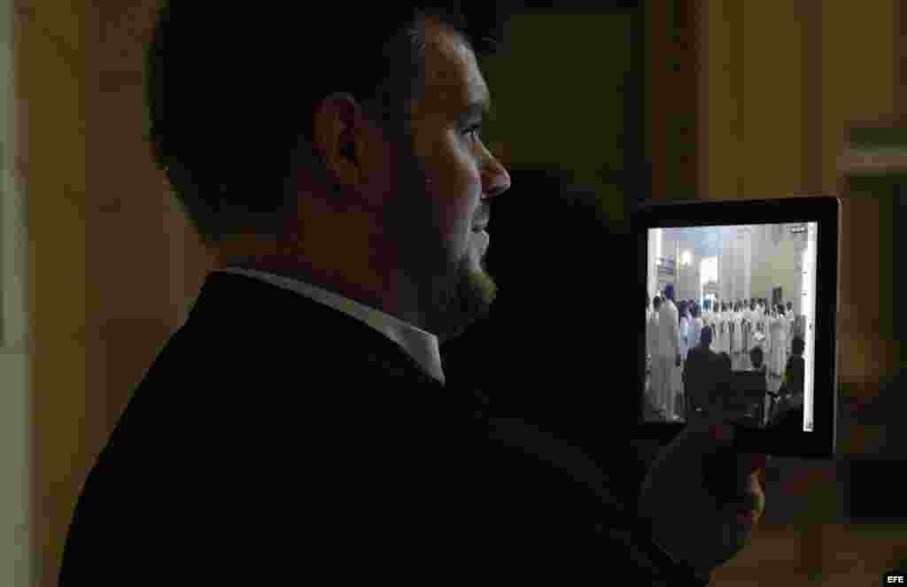 Un integrante del coro estadounidense "Cardinal Singers" graba con su iPad la actuaci&oacute;n del "Coro Nacional de Cuba", el lunes 29 de mayo de 2012, en La Habana, Cuba, durante la jornada inaugural del Simposio Coral Cuba-Estados U