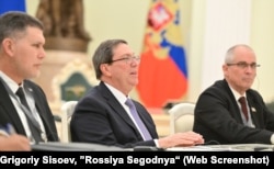 El viceprimer ministro Oscar Pérez-Oliva Fraga (izq.), el canciller Bruno Rodríguez, y Enrique Orta González, embajador de Cuba en Rusia, en la reunión con Vladimir Putin el 18 de febrero de 2026.