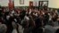 Un grupo de vecinos participa en la reunión en un Comité de Defensa de la Revolución (CDR) de La Habana (Cuba). 
