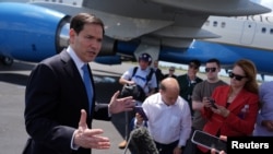 El secretario de Estado Rubio habla con la prensa antes de abordar su avión, en la Base de la Reserva Aérea de Homestead, en Florida. 