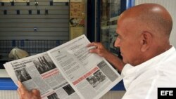 Un cubano lee un ejemplar del diario oficial Granma. EFE/Alejandro Ernesto