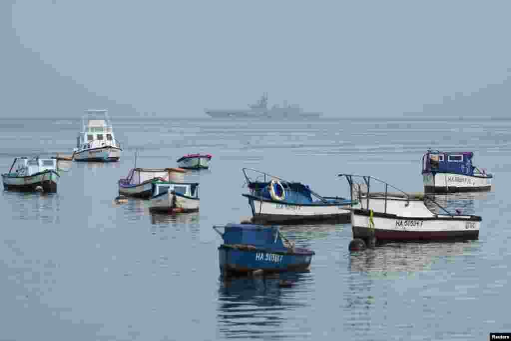 Las pequeñas embarcaciones en el litoral habanero comparte la entrada a la Bahía con la fragata&nbsp;Admiral Gorshkov. REUTERS/Alexandre Meneghini