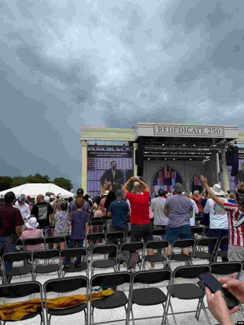 Estadounidenses se reúnen en el National Mall, en Washington D.C. para el acto de Rededicación del 250 Aniversario de la Independencia de EEUU.