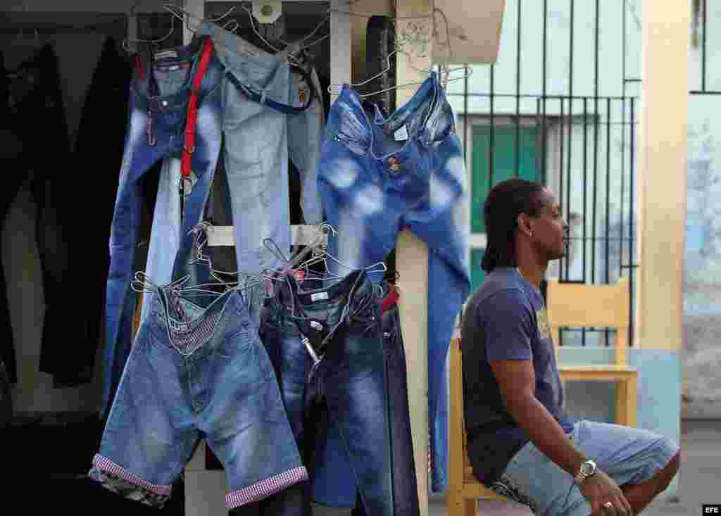 Archivo 13.- Vista de un negocio privado de venta de ropa importada antes de que los prohibieran en Cuba. 