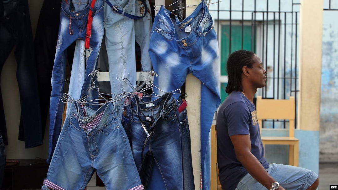 Vista de un negocio privado de venta de ropa importada antes de que los prohibieran en Cuba. (Archivo)