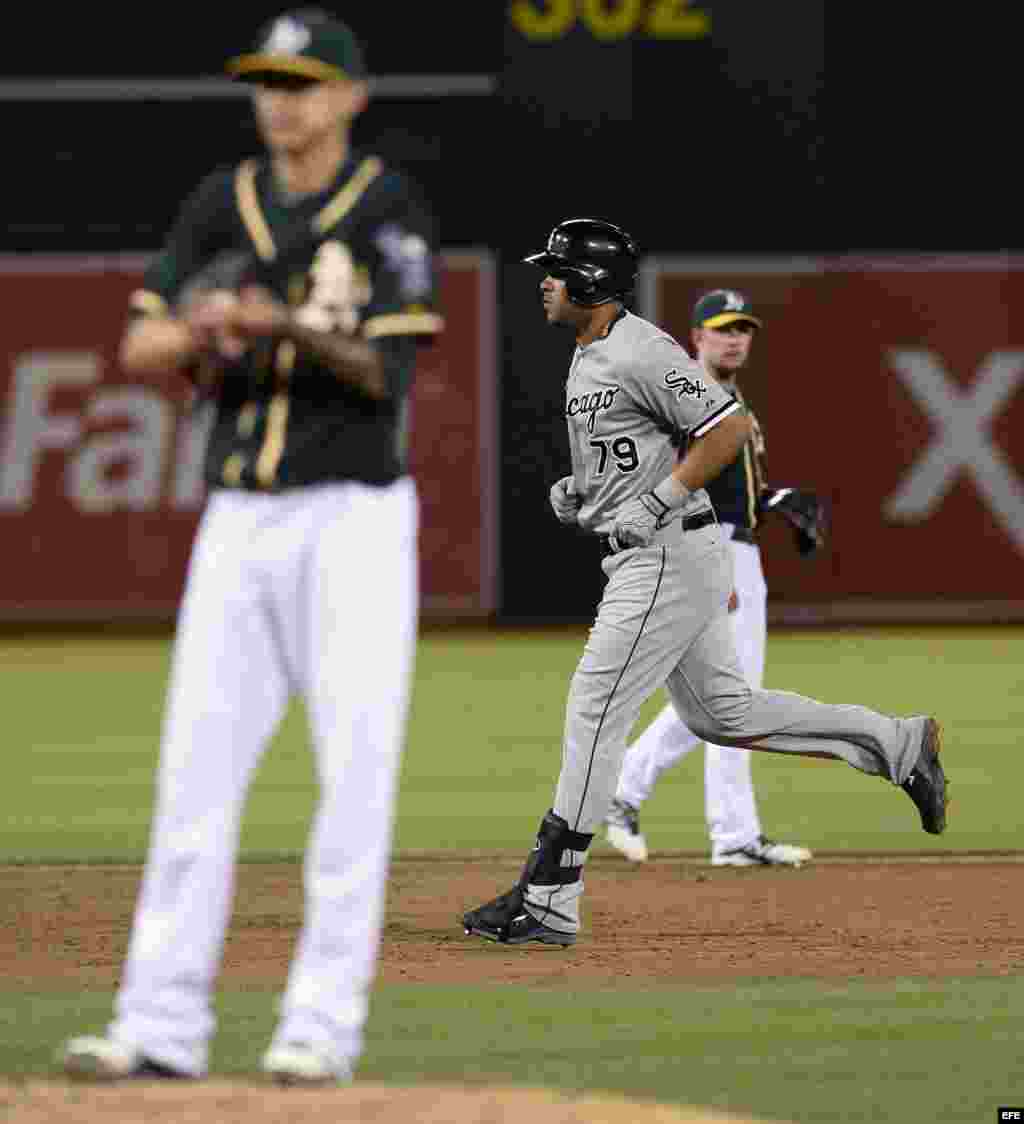 Jose Abreu batea un vuela cerca ante los Atléticos de Oakland. 