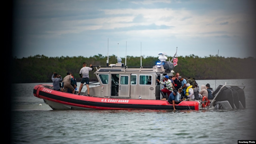 Cubanos a bordo de una embarcación de la Guardia Costera de EEUU. (Foto: @USCGSoutheast)