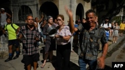 Vecinos en El Vedado, La Habana, sonaron calderos y gritaron a viva voz sus demandas al gobierno, entre ellas libertad, en octubre de 2022. Jacobstein aseguró que el pueblo cubano está ansioso por controlar su propio destino (YAMIL LAGE / AFP)