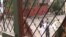 Berta Soler y Ángel Moya antes de ser arrestados frente a la sede de las Damas de Blanco, en Lawton. (Captura de video/Facebook)