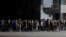 Agentes de civil con palos avanzan hacia los manifestantes de una protesta pacífica en La Habana, durante un apagón, el 30 de septiembre de 2022. 