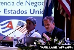 De izq. a der. Carlos Fernández de Cossío y Philip Peters, de FocusCuba, en una conferencia de negocios Cuba-EEUU el 26 de octubre de 2022.