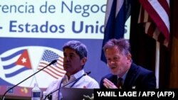 De izq. a der. Carlos Fernández de Cossío y Philip Peters, de FocusCuba, en la conferencia de negocios Cuba-EEUU el 26 de octubre de 2022.