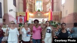 Aile Marcano junto a otras madres de presos políticos, en la Iglesia de las Mercedes. (Foto: Facebook Aile Marcano)