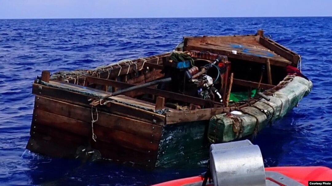 Embarcación de balseros cubanos interceptada a unas 25 millas al noreste de Cay Sal, Bahamas, el 18 de octubre de 2022. (Foto de la Guardia Costera de EEUU)
