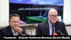 El diputado de Costa Rica, Dragos Dolanescu (a la izquierda), y el coordinador de la Asamblea de la Resistencia Cubana, Dr. Orlando Gutiérrez-Boronat (a la derecha), el 5 de octubre de 2022 en San José. 