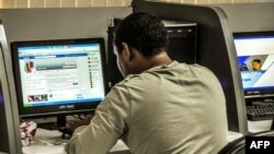 Un cubano chequea Facebook en un cibercafé en La Habana. (Foto AFP/Archivo)
