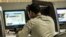 Un cubano chequea Facebook en un cibercafé en La Habana. (Foto AFP/Archivo)