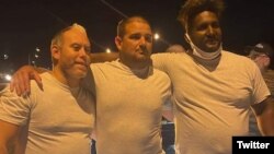 Cubanos detenidos por ICE celebran su liberación este sábado, 22 de octubre. (Foto: @MarioJPenton)