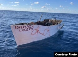Una embarcación en la que viajaban cubanos, interceptada a unas 32 millas al suroeste de Marquesas Key, el 4 de octubre de 2022. (Foto de cortesía de la Guardia Costera)