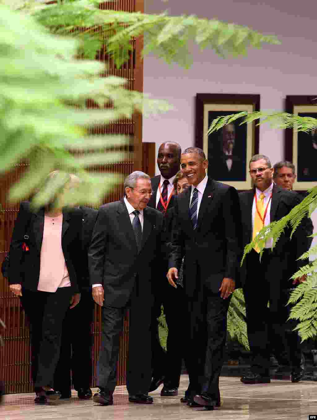 Raúl Castro (i) recibe al presidente de Estados Unidos Barack Obama (d) hoy, lunes 21 de marzo de 2016, en la ceremonia oficial de recibimiento en el Palacio de la Revolución en La Habana (Cuba). 