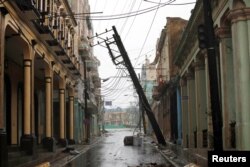Un poste caído en la calle después del paso del huracán Ian por Pinar del Río, Cuba.