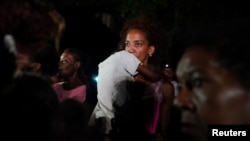 Hay una participación importante de mujeres en las protestas en Cuba, reconoce Amnistía Internacional. En la foto, una madre con su hijo en brazos se manifiesta frente a la sede del Partido Comunista en La Habana, el 29 de septiembre de 2022. (REUTERS/Alexandre Meneghini)