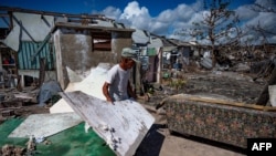 Un hombre entre los escombros después del paso del huracán Ian en La Coloma, en la provincia de Pinar del Río, Cuba. (Yamil Lage/AFP)