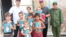 Miguel Ángel Álvarez Rodríguez, vestido de militar, posa con niños en San Juan y Martínez.