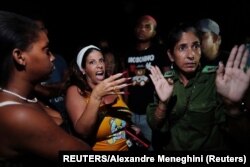 Cubanos acudieron a protestar en la sede del partido comunista contra la escasez de electricidad durante un apagón tras el paso del huracán Ian en La Habana, Cuba, el 29 de septiembre de 2022.
