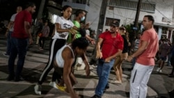 Un policía vestido de civil reprime a un manifestante durante protesta pacífica,1ro de octubre, en El Vedado, La Habana,(AP Photo/Ramon Espinosa)