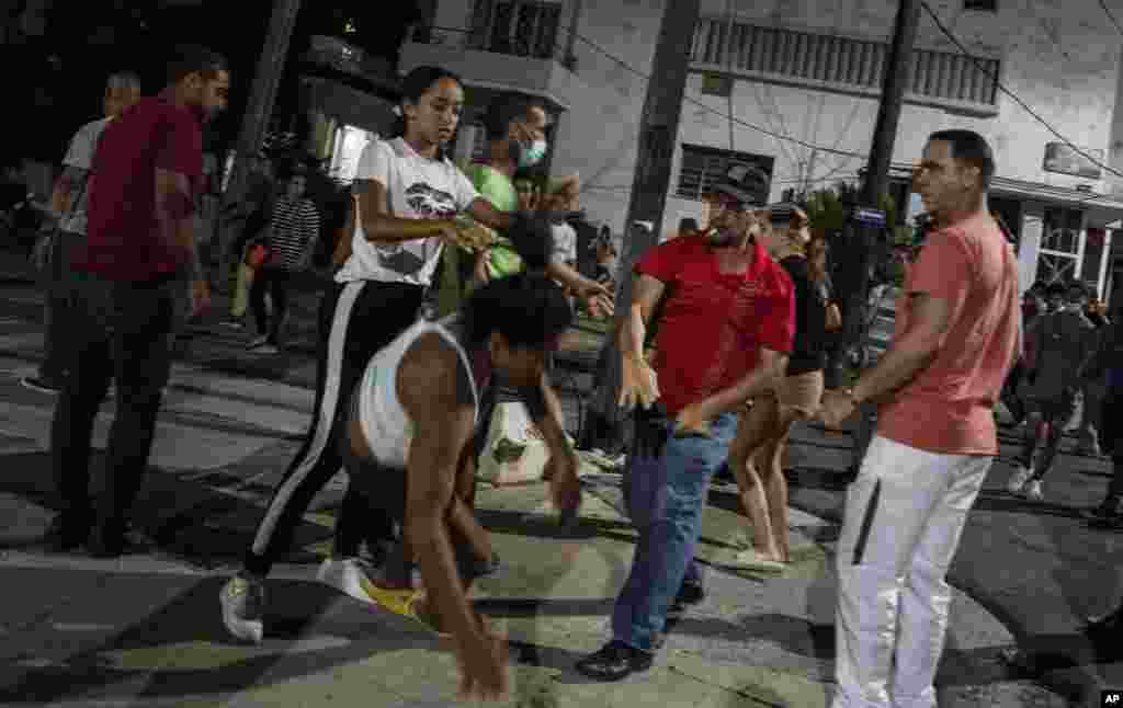 Un policía vestido de civil reprime a un manifestante durante una protesta pacífica, este sábado 1ro de octubre, en El Vedado, La Habana, Cuba. (AP Photo/Ramon Espinosa)