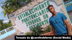 Rowland Castillo Castro posa en la entrada de la prisión de jóvenes de La Habana, poco antes de ser encarcelado nuevamente.