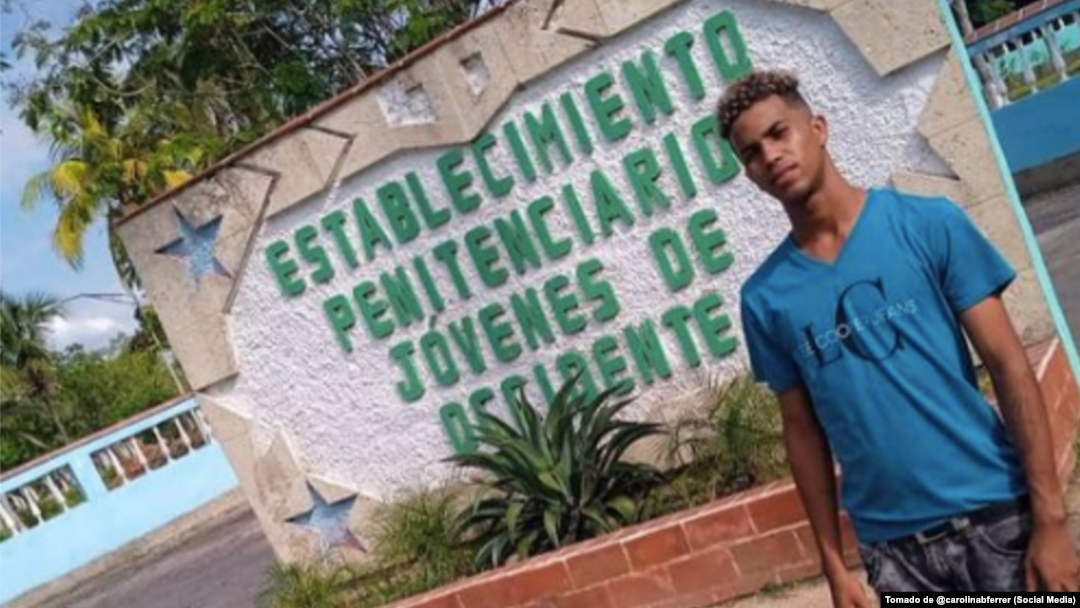 Rowland Castillo Castro posa en la entrada de la prisió de jóvenes de La Habana, poco antes de ser encarcelado nuevamente.
