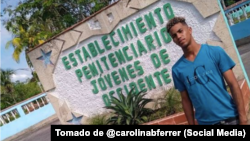 Rowland Castillo Castro posa en la entrada de la prisió de jóvenes de La Habana, poco antes de ser encarcelado nuevamente.
