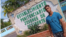Rowland Castillo Castro posa en la entrada de la prisió de jóvenes de La Habana, poco antes de ser encarcelado nuevamente.