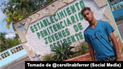 El manifestante del 11J Rowland Castillo Castro posa en la entrada de la prisión de jóvenes de La Habana, poco antes de ser encarcelado nuevamente.