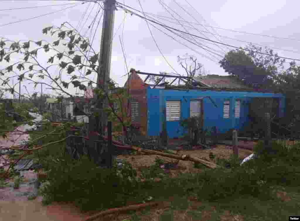 Una vivienda perdió el techo en el municipio de San Luis, en Pinar del Río, tras el azote del huracán Ian. (Foto: @TelePinar/Lázaro Manuel Alonso)