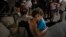 Una madre carga a su niño en brazos durante una protesta pacífica, en La Habana, Cuba, este sábado 1ro de octubre. (AP/Ramon Espinosa)
