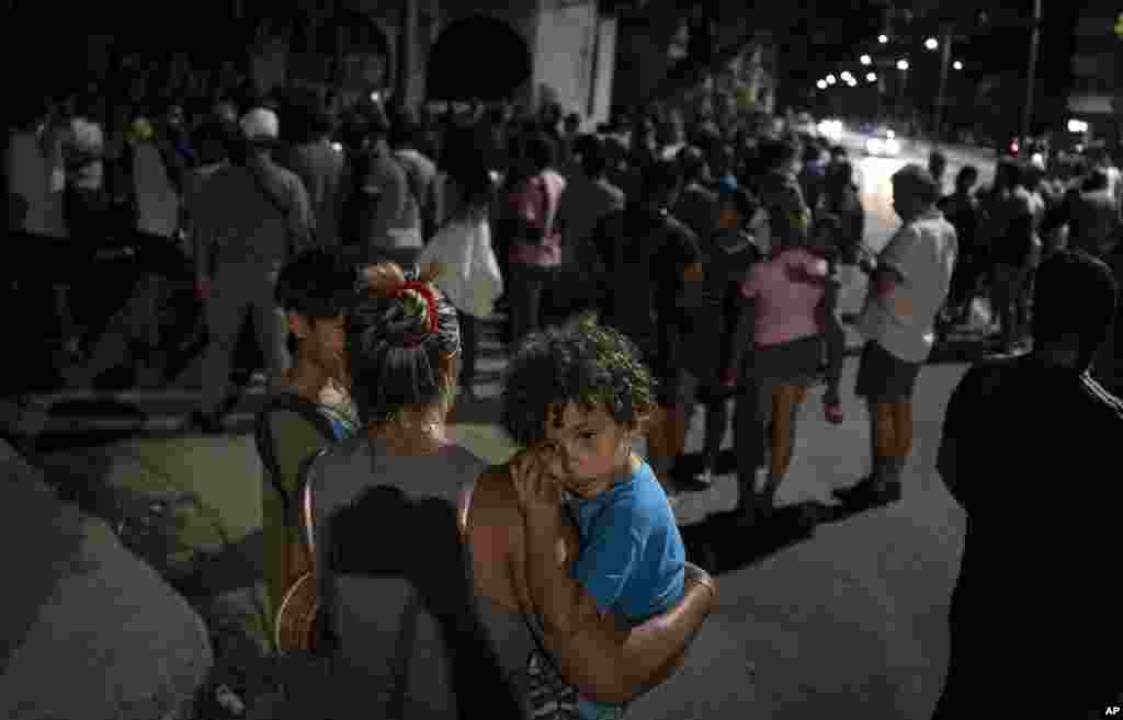Una madre carga a su niño en brazos durante una protesta pacífica, en La Habana, Cuba, este sábado 1ro de octubre. (AP/Ramon Espinosa)