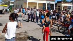 Ese día hubo protestas en diferentes municipios de la capital cubana: en Boyeros, en varios puntos de Guanabacoa y el Cerro, en Puentes Grandes, Playa, en La Palma y Mantilla de Arroyo Naranjo, que es la que muestra la foto.
