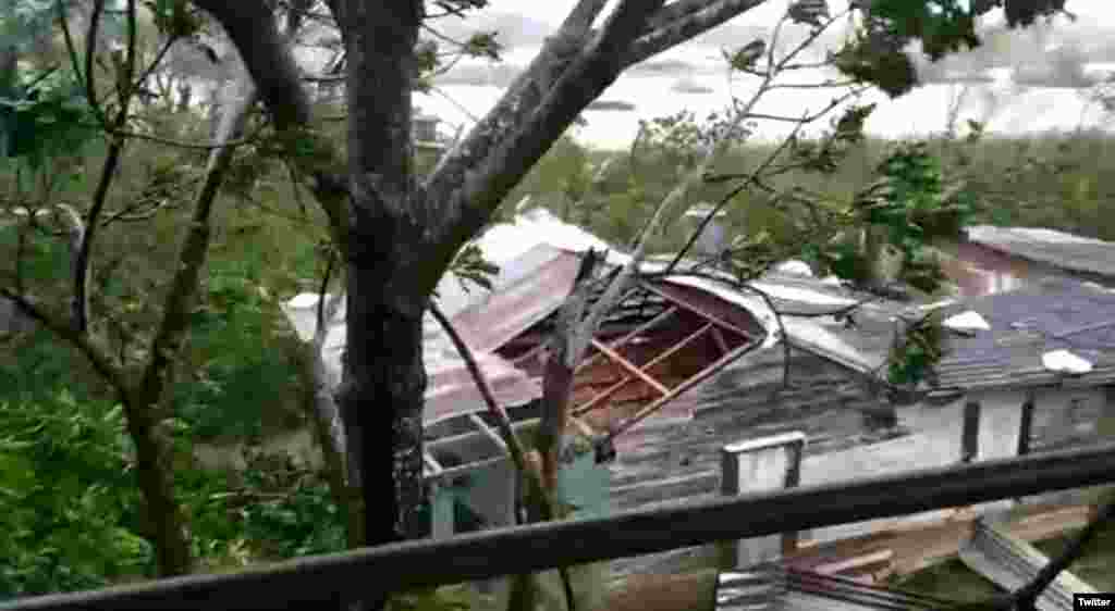 Una vivienda con pérdida parcial del techo por el azote de los vientos del huracán Ian. (Foto: Captura de video/@mmene1798)