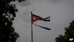 Una bandera cubana destrozada por los vientos del huracán Ian ondea en La Habana, el 28 de septiembre de 2022. (AP Foto/Ramón Espinosa/Archivo)
