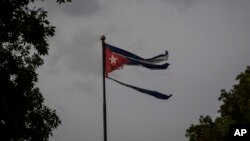 Una bandera cubana, destrozada por los vientos del huracán Ian, ondea en La Habana, el 28 de septiembre de 2022. (AP Foto/Ramón Espinosa)