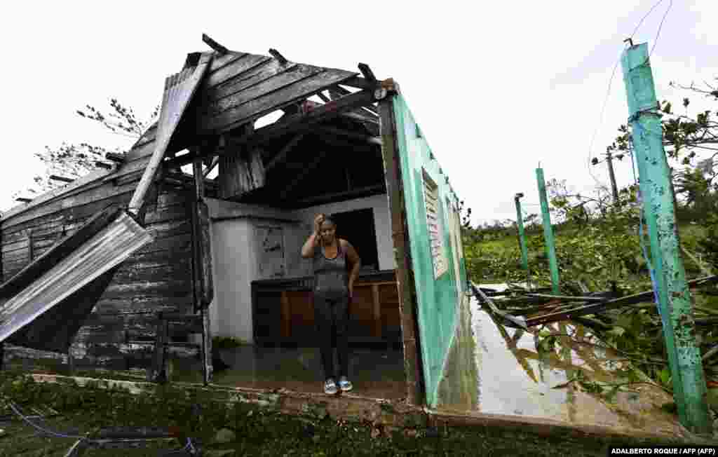 Caridad Alvarez muestra su casa destruida por Ian, en San Juan y Martínez, Pinar del Río.