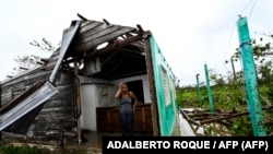 Una residente en San Juan y Martinez recorre su casa destruida por el huracán Ian.