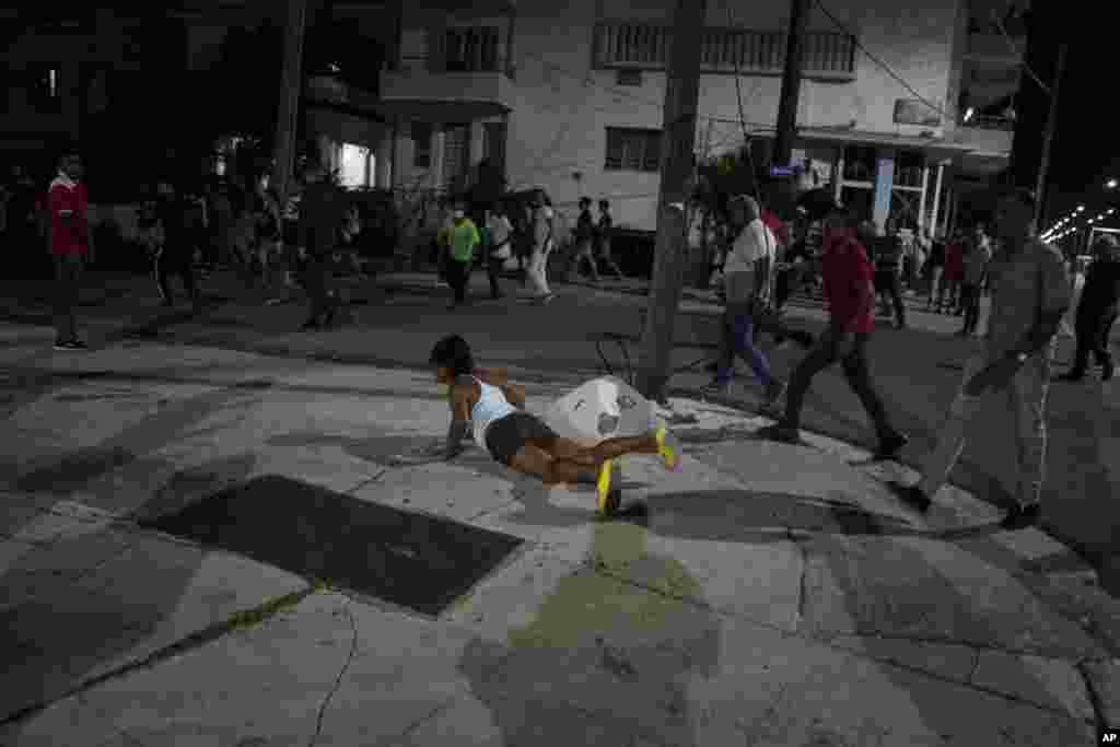 Un manifestante cae al suelo durante la represión desatada por las autoridades para contener la protesta pacífica, este sábado, 1ro de octubre, en El Vedado, La Habana. (AP / Ramon Espinosa)
