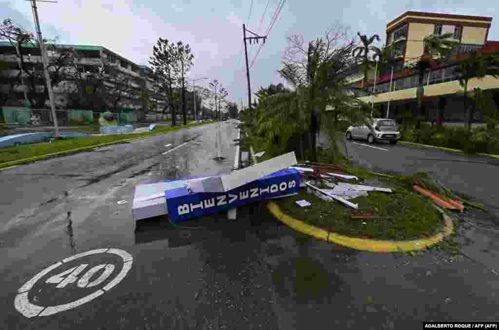 Una señal derribada por el huracán en San Juan y Martínez, Pinar del Río.